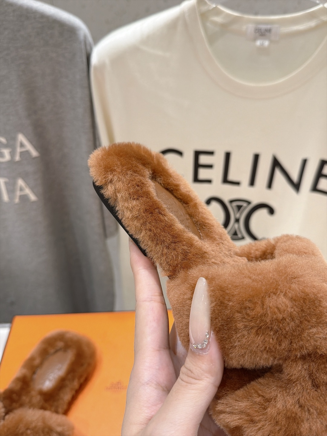 顶级出厂  Hermes*|爱马仕F075 2026ssH家新款平底毛毛拖鞋‼️ 羊羔毛特别柔软～上脚十分显白～软绵绵的