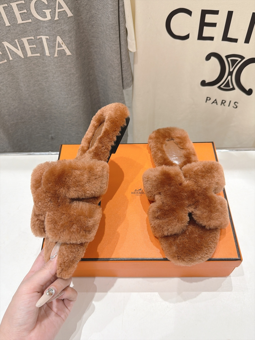 顶级出厂  Hermes*|爱马仕F075 2026ssH家新款平底毛毛拖鞋‼️ 羊羔毛特别柔软～上脚十分显白～软绵绵的