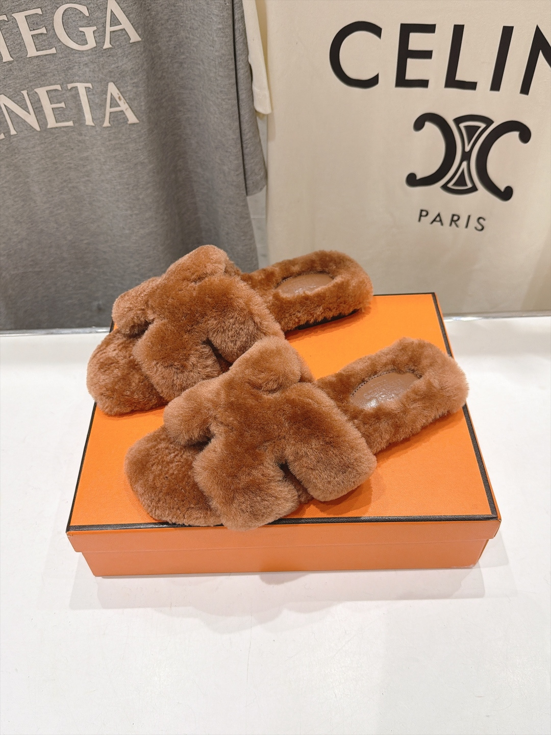 顶级出厂  Hermes*|爱马仕F075 2026ssH家新款平底毛毛拖鞋‼️ 羊羔毛特别柔软～上脚十分显白～软绵绵的