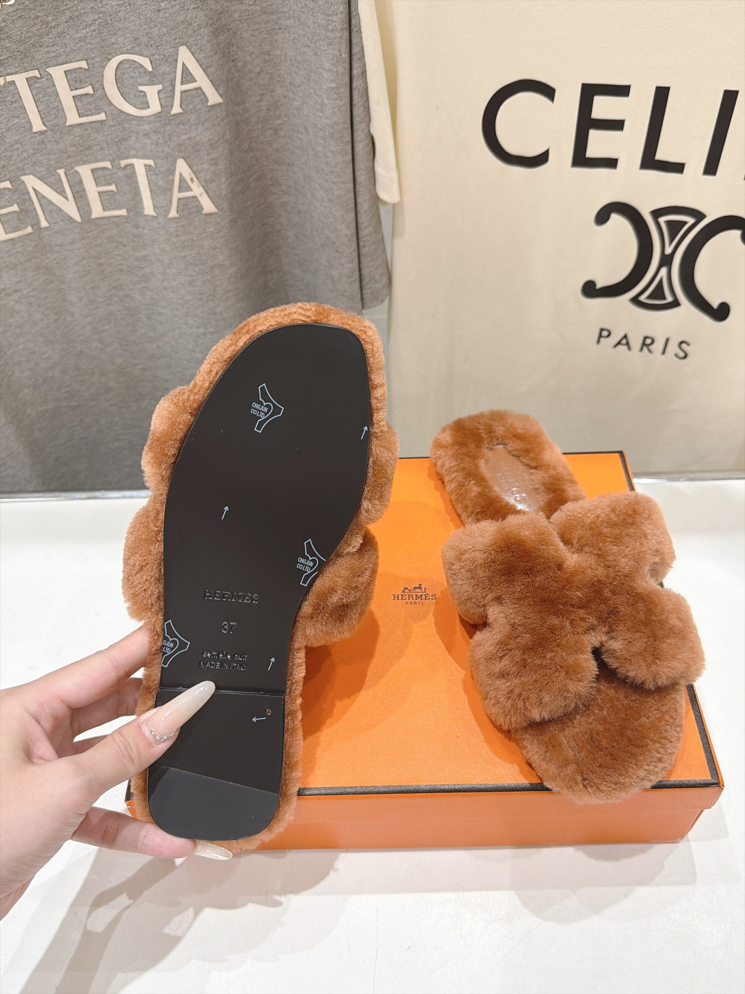 顶级出厂  Hermes*|爱马仕F075 2026ssH家新款平底毛毛拖鞋‼️ 羊羔毛特别柔软～上脚十分显白～软绵绵的