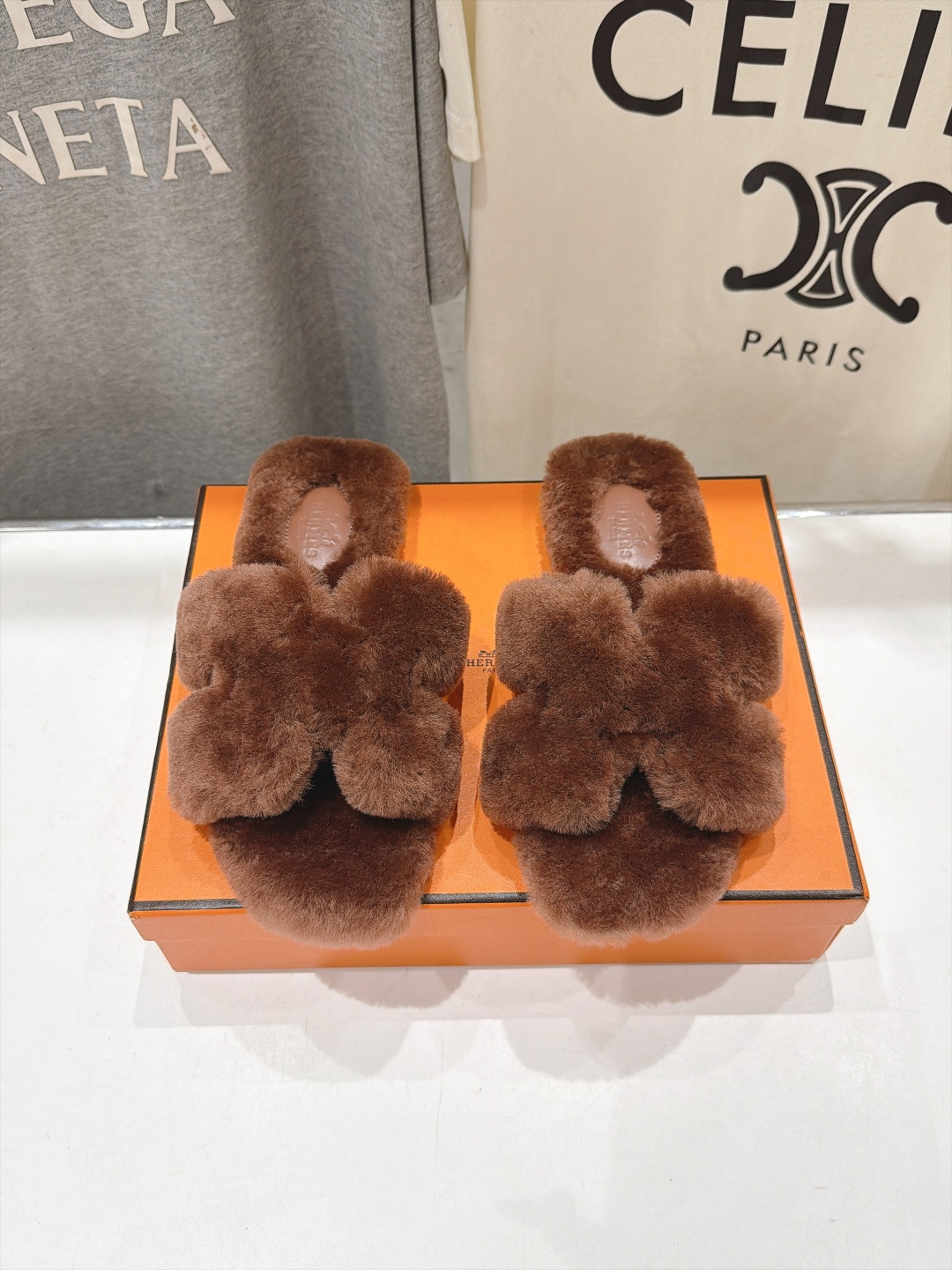 顶级出厂  Hermes*|爱马仕F075 2026ssH家新款平底毛毛拖鞋‼️ 羊羔毛特别柔软～上脚十分显白～软绵绵的