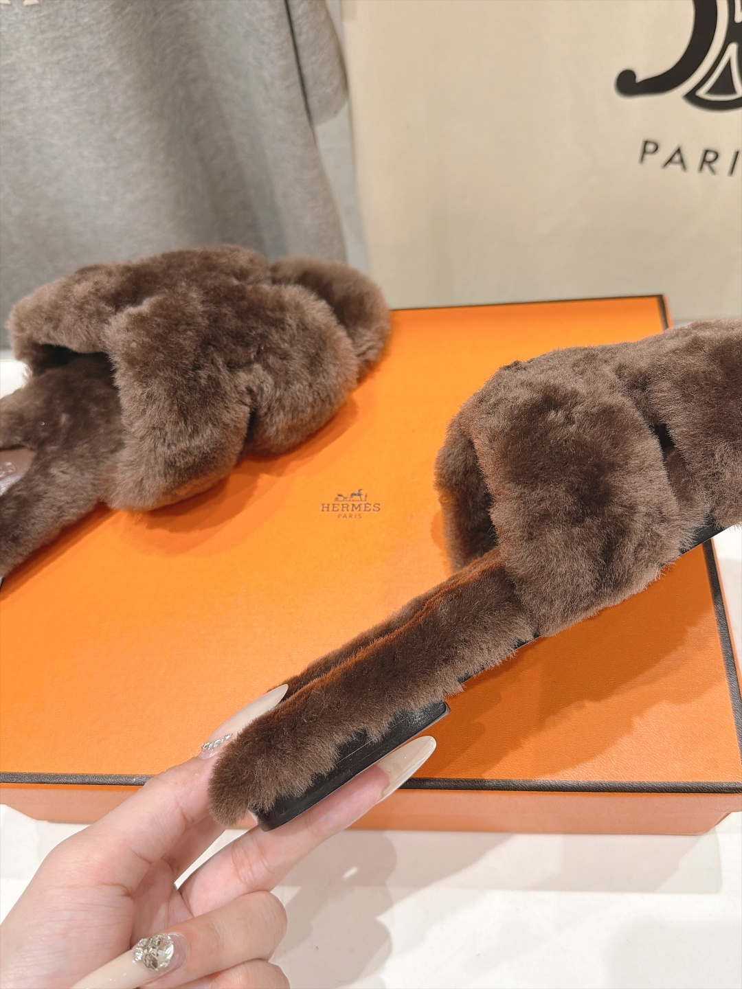 顶级出厂  Hermes*|爱马仕F075 2026ssH家新款平底毛毛拖鞋‼️ 羊羔毛特别柔软～上脚十分显白～软绵绵的
