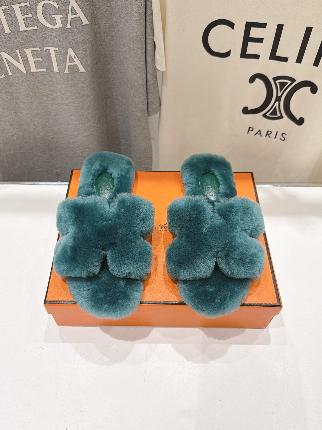 顶级出厂  Hermes*|爱马仕F075 2026ssH家新款平底毛毛拖鞋‼️ 羊羔毛特别柔软～上脚十分显白～软绵绵的