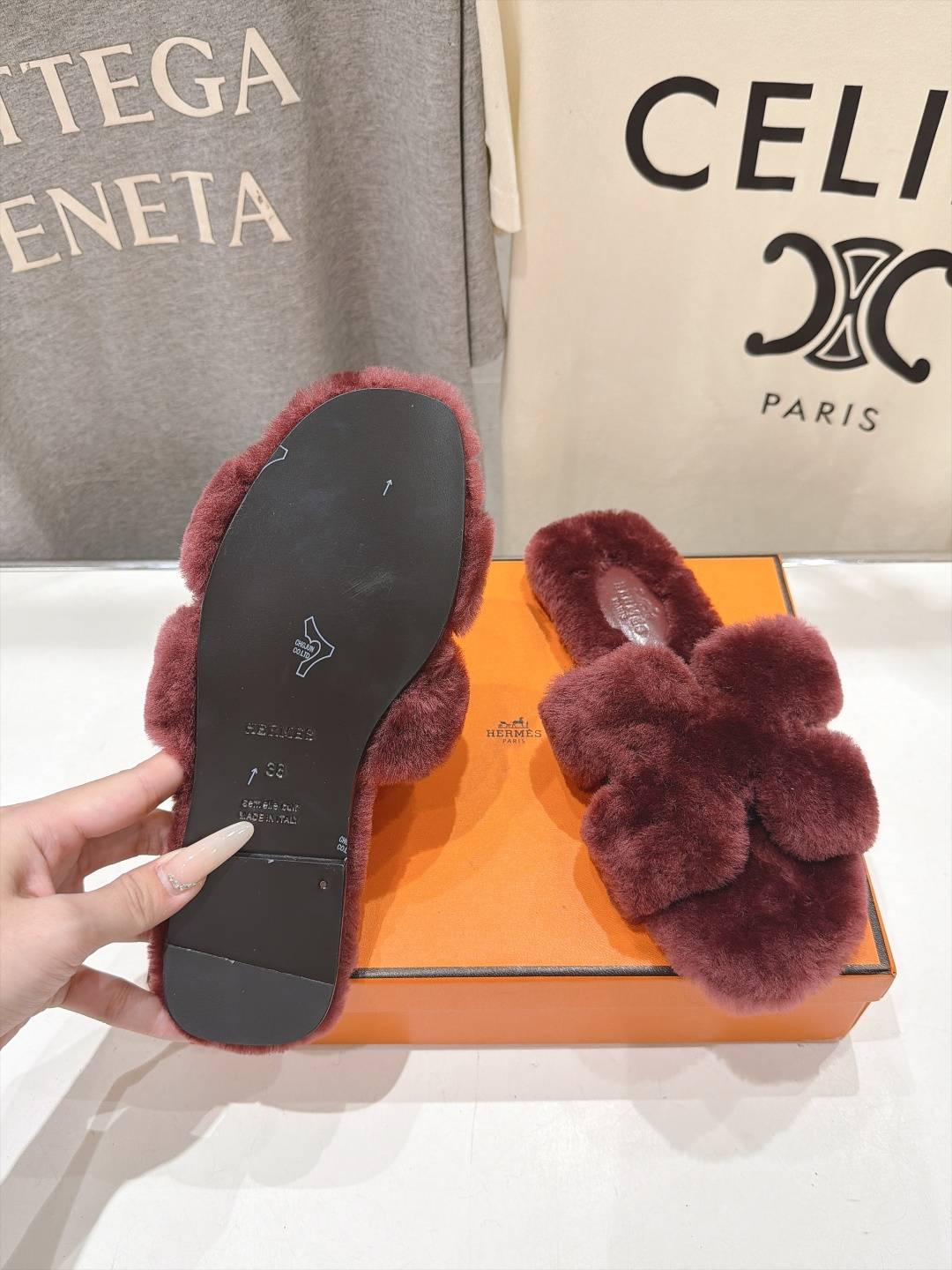 顶级出厂  Hermes*|爱马仕F075 2026ssH家新款平底毛毛拖鞋‼️ 羊羔毛特别柔软～上脚十分显白～软绵绵的