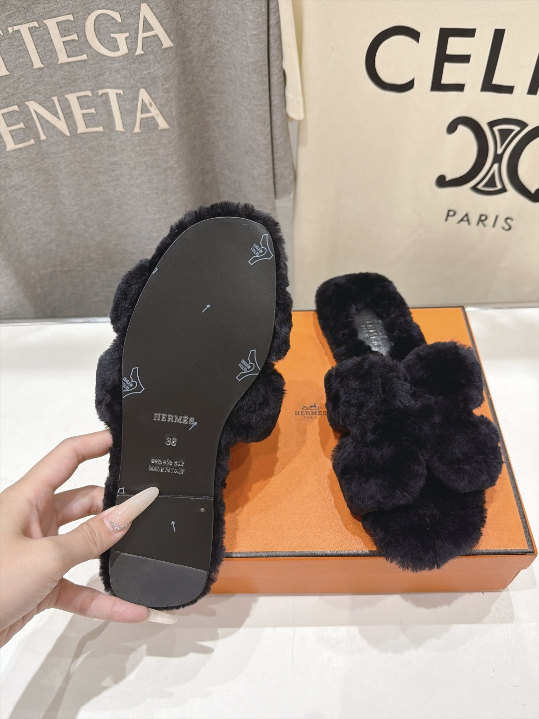 顶级出厂  Hermes*|爱马仕F075 2026ssH家新款平底毛毛拖鞋‼️ 羊羔毛特别柔软～上脚十分显白～软绵绵的