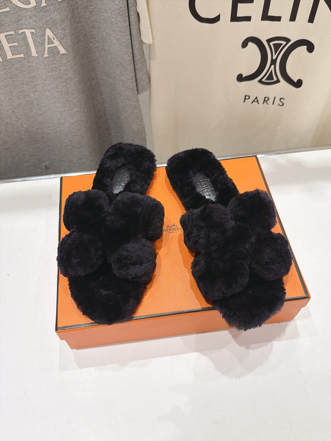 顶级出厂  Hermes*|爱马仕F075 2026ssH家新款平底毛毛拖鞋‼️ 羊羔毛特别柔软～上脚十分显白～软绵绵的