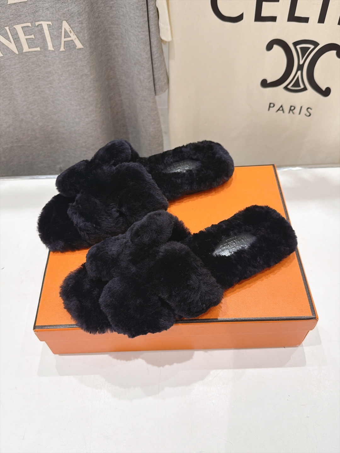 顶级出厂  Hermes*|爱马仕F075 2026ssH家新款平底毛毛拖鞋‼️ 羊羔毛特别柔软～上脚十分显白～软绵绵的