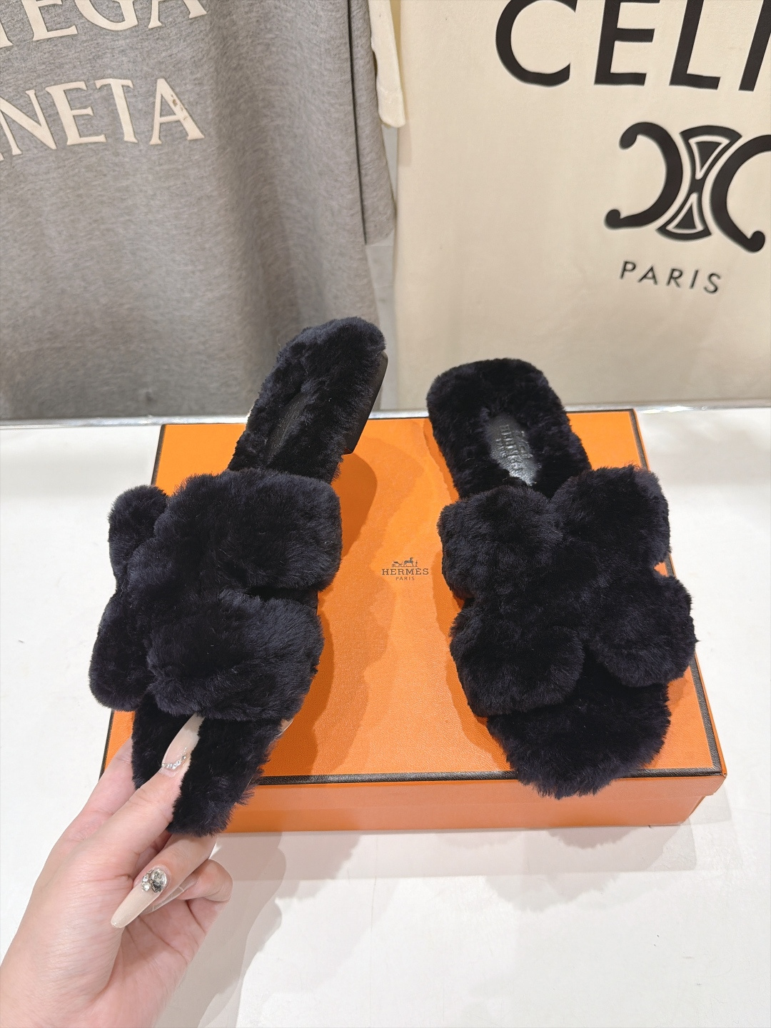 顶级出厂  Hermes*|爱马仕F075 2026ssH家新款平底毛毛拖鞋‼️ 羊羔毛特别柔软～上脚十分显白～软绵绵的
