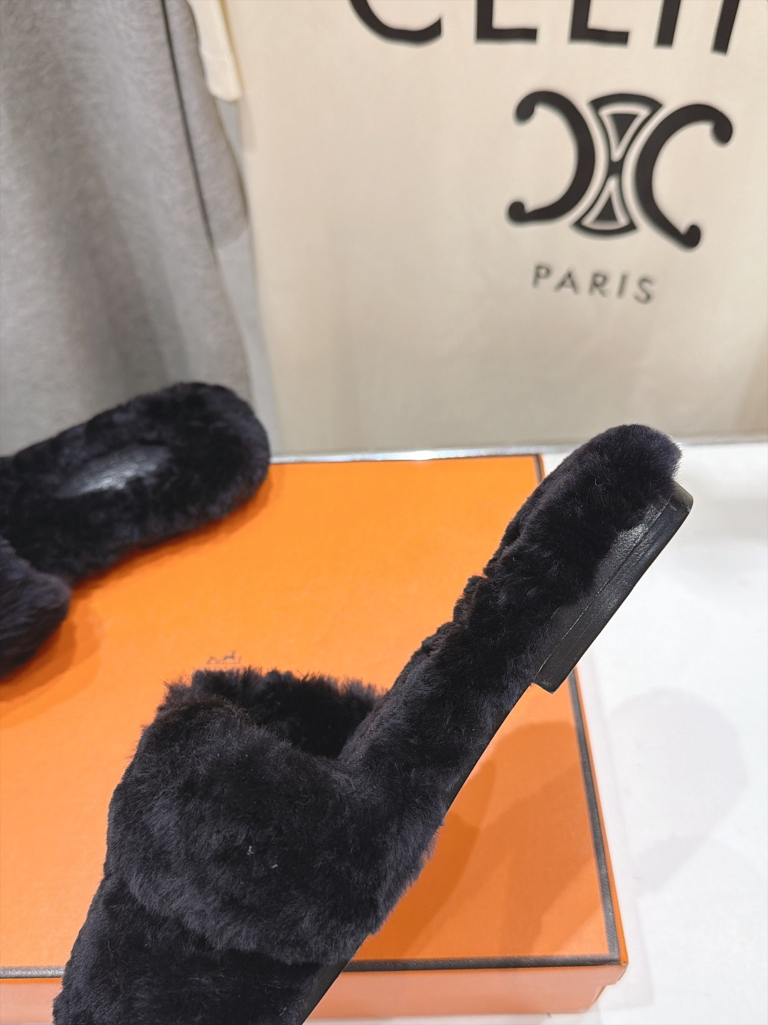 顶级出厂  Hermes*|爱马仕F075 2026ssH家新款平底毛毛拖鞋‼️ 羊羔毛特别柔软～上脚十分显白～软绵绵的