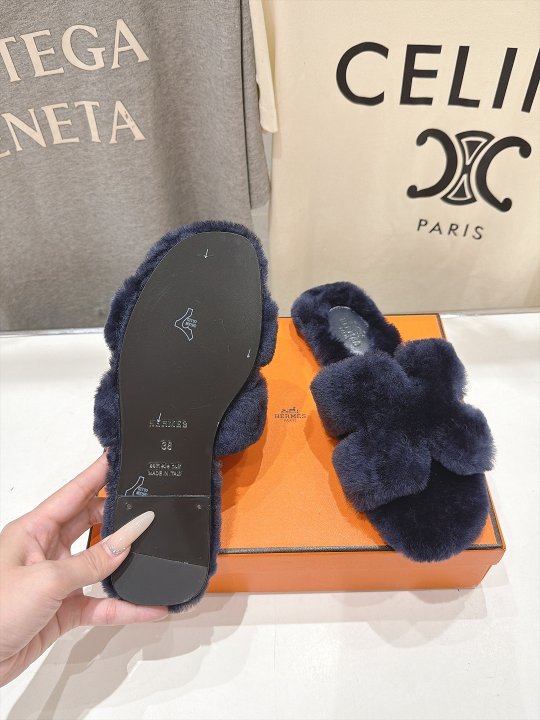 顶级出厂  Hermes*|爱马仕F075 2026ssH家新款平底毛毛拖鞋‼️ 羊羔毛特别柔软～上脚十分显白～软绵绵的