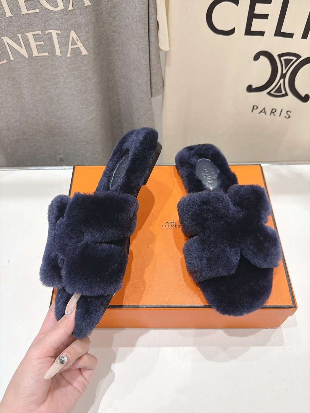 顶级出厂  Hermes*|爱马仕F075 2026ssH家新款平底毛毛拖鞋‼️ 羊羔毛特别柔软～上脚十分显白～软绵绵的