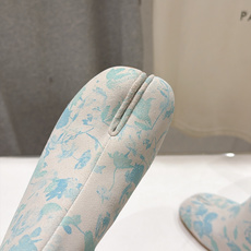 高版本出厂 Maison Margiela MM6马吉拉F055 26ss秋冬季新款分趾靴高跟短靴 MM6这款短靴设 高版本出厂 Maison Margiela MM6马吉拉F055 26ss秋冬季新款分趾靴高跟短靴 MM6这款短靴设