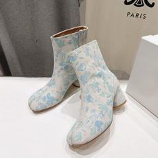 高版本出厂 Maison Margiela MM6马吉拉F055 26ss秋冬季新款分趾靴高跟短靴 MM6这款短靴设 高版本出厂 Maison Margiela MM6马吉拉F055 26ss秋冬季新款分趾靴高跟短靴 MM6这款短靴设