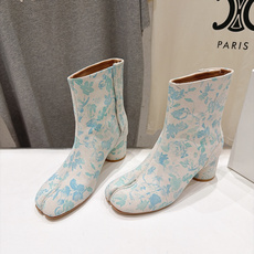 高版本出厂 Maison Margiela MM6马吉拉F055 26ss秋冬季新款分趾靴高跟短靴 MM6这款短靴设 高版本出厂 Maison Margiela MM6马吉拉F055 26ss秋冬季新款分趾靴高跟短靴 MM6这款短靴设