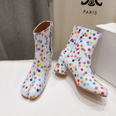 高版本出厂 Maison Margiela MM6马吉拉F055 26ss秋冬季新款分趾靴高跟短靴 MM6这款短靴设 高版本出厂 Maison Margiela MM6马吉拉F055 26ss秋冬季新款分趾靴高跟短靴 MM6这款短靴设