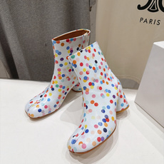 高版本出厂 Maison Margiela MM6马吉拉F055 26ss秋冬季新款分趾靴高跟短靴 MM6这款短靴设 高版本出厂 Maison Margiela MM6马吉拉F055 26ss秋冬季新款分趾靴高跟短靴 MM6这款短靴设