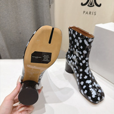 高版本出厂 Maison Margiela MM6马吉拉F055 26ss秋冬季新款分趾靴高跟短靴 MM6这款短靴设 高版本出厂 Maison Margiela MM6马吉拉F055 26ss秋冬季新款分趾靴高跟短靴 MM6这款短靴设