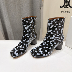 高版本出厂 Maison Margiela MM6马吉拉F055 26ss秋冬季新款分趾靴高跟短靴 MM6这款短靴设 高版本出厂 Maison Margiela MM6马吉拉F055 26ss秋冬季新款分趾靴高跟短靴 MM6这款短靴设