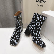 高版本出厂 Maison Margiela MM6马吉拉F055 26ss秋冬季新款分趾靴高跟短靴 MM6这款短靴设 高版本出厂 Maison Margiela MM6马吉拉F055 26ss秋冬季新款分趾靴高跟短靴 MM6这款短靴设