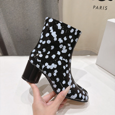 高版本出厂 Maison Margiela MM6马吉拉F055 26ss秋冬季新款分趾靴高跟短靴 MM6这款短靴设 高版本出厂 Maison Margiela MM6马吉拉F055 26ss秋冬季新款分趾靴高跟短靴 MM6这款短靴设