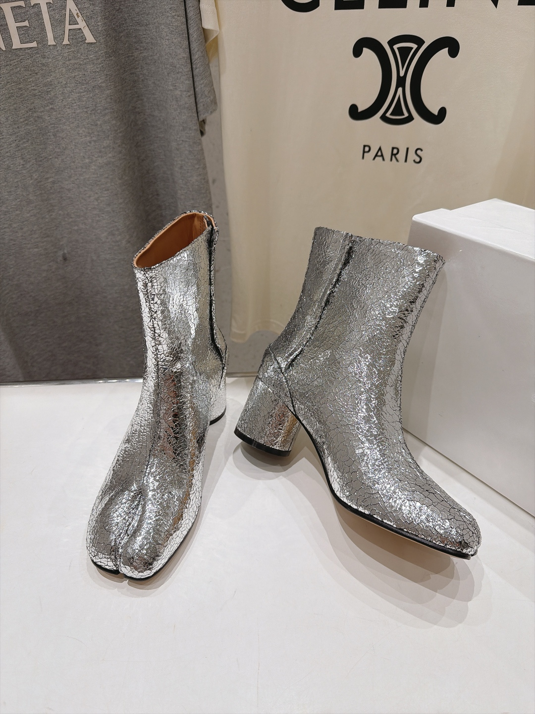 高版本出厂   Maison Margiela MM6马吉拉F055 26ss秋冬季新款分趾靴高跟短靴 MM6这款短靴设