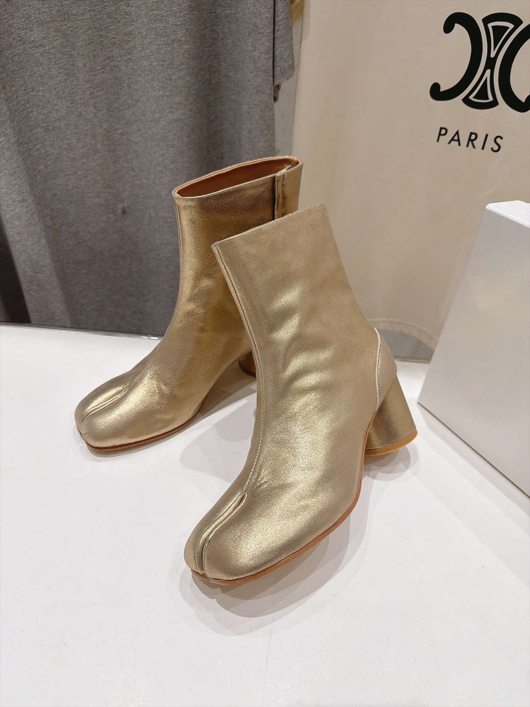高版本出厂   Maison Margiela MM6马吉拉F055 26ss秋冬季新款分趾靴高跟短靴 MM6这款短靴设