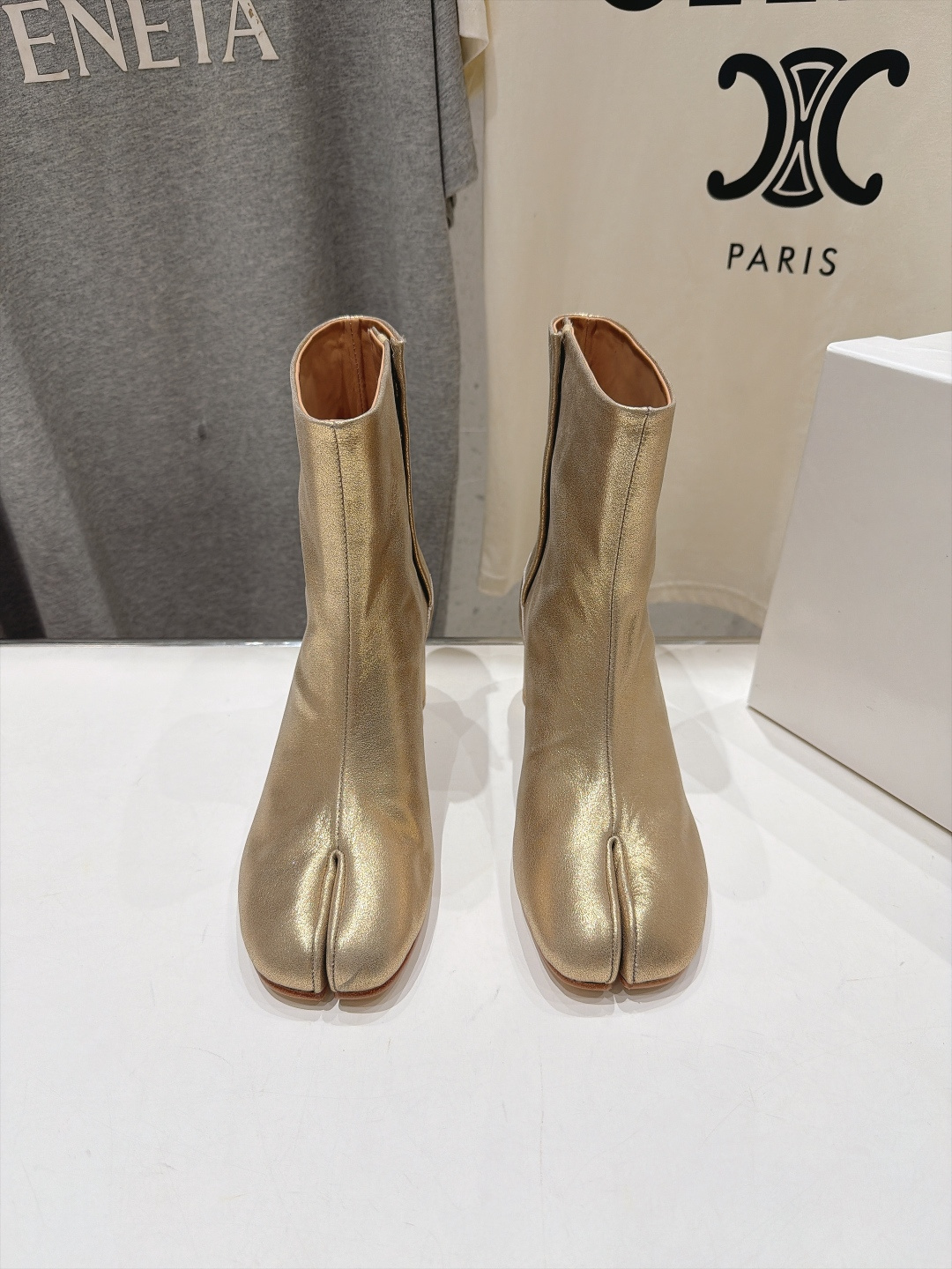 高版本出厂   Maison Margiela MM6马吉拉F055 26ss秋冬季新款分趾靴高跟短靴 MM6这款短靴设