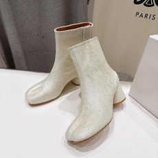 高版本出厂 Maison Margiela MM6马吉拉F055 26ss秋冬季新款分趾靴高跟短靴 MM6这款短靴设 高版本出厂 Maison Margiela MM6马吉拉F055 26ss秋冬季新款分趾靴高跟短靴 MM6这款短靴设