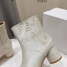 高版本出厂 Maison Margiela MM6马吉拉F055 26ss秋冬季新款分趾靴高跟短靴 MM6这款短靴设 高版本出厂 Maison Margiela MM6马吉拉F055 26ss秋冬季新款分趾靴高跟短靴 MM6这款短靴设