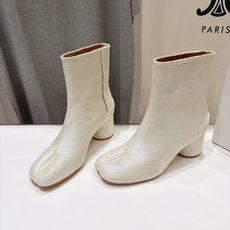 高版本出厂 Maison Margiela MM6马吉拉F055 26ss秋冬季新款分趾靴高跟短靴 MM6这款短靴设 高版本出厂 Maison Margiela MM6马吉拉F055 26ss秋冬季新款分趾靴高跟短靴 MM6这款短靴设