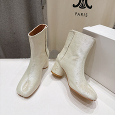 高版本出厂 Maison Margiela MM6马吉拉F055 26ss秋冬季新款分趾靴高跟短靴 MM6这款短靴设 高版本出厂 Maison Margiela MM6马吉拉F055 26ss秋冬季新款分趾靴高跟短靴 MM6这款短靴设