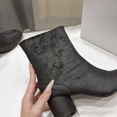 高版本出厂 Maison Margiela MM6马吉拉F055 26ss秋冬季新款分趾靴高跟短靴 MM6这款短靴设 高版本出厂 Maison Margiela MM6马吉拉F055 26ss秋冬季新款分趾靴高跟短靴 MM6这款短靴设