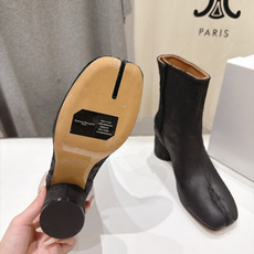 高版本出厂 Maison Margiela MM6马吉拉F055 26ss秋冬季新款分趾靴高跟短靴 MM6这款短靴设 高版本出厂 Maison Margiela MM6马吉拉F055 26ss秋冬季新款分趾靴高跟短靴 MM6这款短靴设