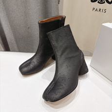 高版本出厂 Maison Margiela MM6马吉拉F055 26ss秋冬季新款分趾靴高跟短靴 MM6这款短靴设 高版本出厂 Maison Margiela MM6马吉拉F055 26ss秋冬季新款分趾靴高跟短靴 MM6这款短靴设
