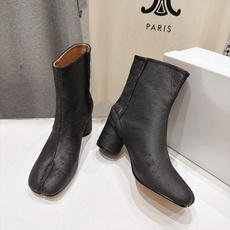高版本出厂 Maison Margiela MM6马吉拉F055 26ss秋冬季新款分趾靴高跟短靴 MM6这款短靴设 高版本出厂 Maison Margiela MM6马吉拉F055 26ss秋冬季新款分趾靴高跟短靴 MM6这款短靴设