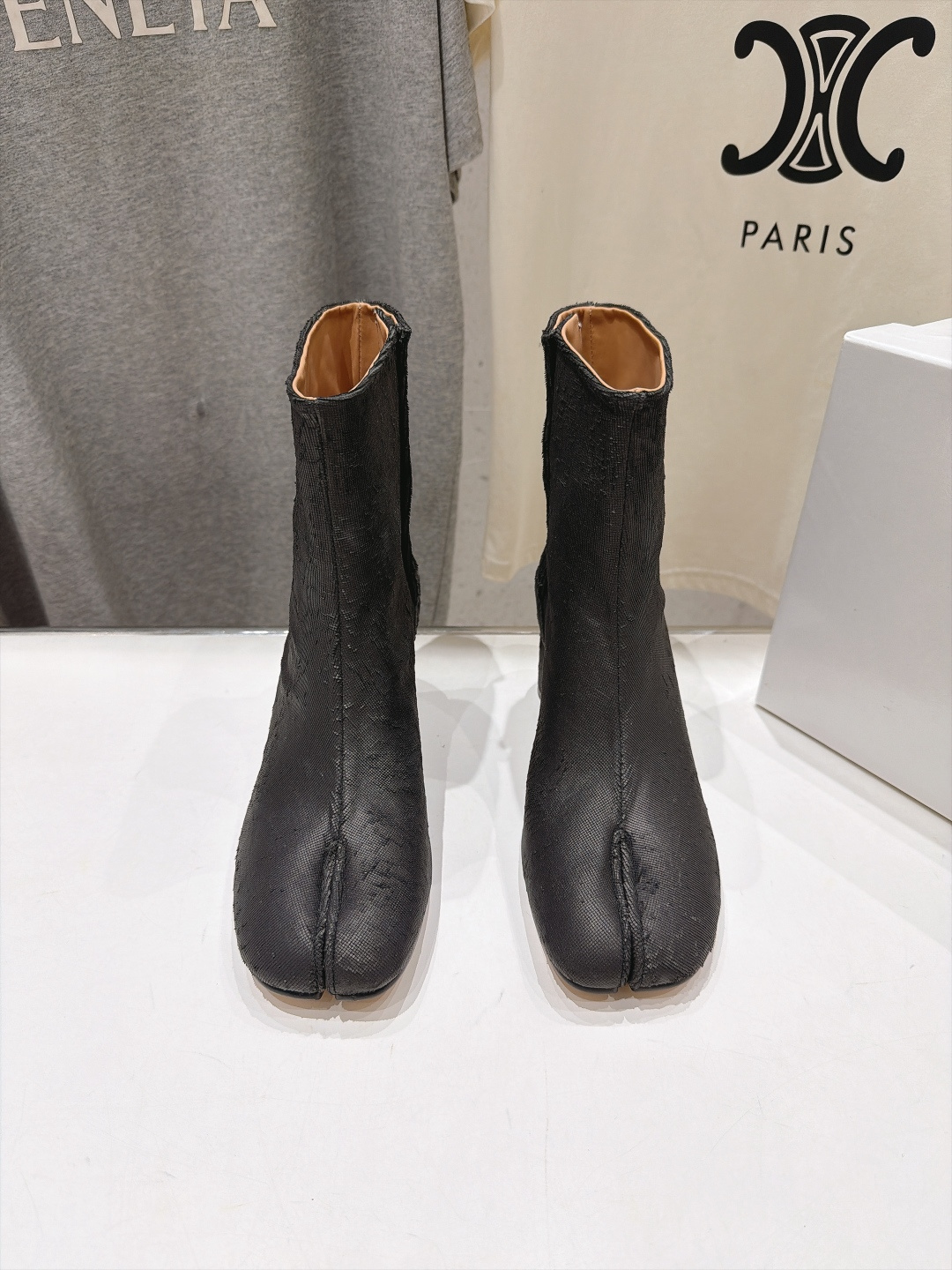 高版本出厂   Maison Margiela MM6马吉拉F055 26ss秋冬季新款分趾靴高跟短靴 MM6这款短靴设