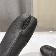 高版本出厂 Maison Margiela MM6马吉拉F055 26ss秋冬季新款分趾靴高跟短靴 MM6这款短靴设 高版本出厂 Maison Margiela MM6马吉拉F055 26ss秋冬季新款分趾靴高跟短靴 MM6这款短靴设
