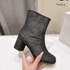 高版本出厂 Maison Margiela MM6马吉拉F055 26ss秋冬季新款分趾靴高跟短靴 MM6这款短靴设 高版本出厂 Maison Margiela MM6马吉拉F055 26ss秋冬季新款分趾靴高跟短靴 MM6这款短靴设