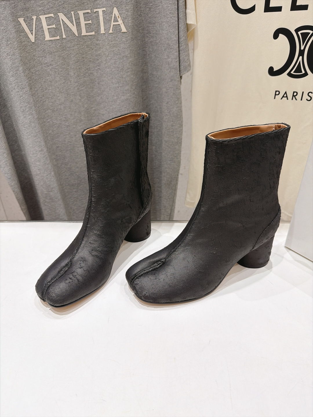 高版本出厂 Maison Margiela MM6马吉拉F055 26ss秋冬季新款分趾靴高跟短靴 MM6这款短靴设 高版本出厂 Maison Margiela MM6马吉拉F055 26ss秋冬季新款分趾靴高跟短靴 MM6这款短靴设