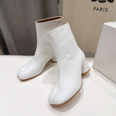 高版本出厂 Maison Margiela MM6马吉拉F055 26ss秋冬季新款分趾靴高跟短靴 MM6这款短靴设 高版本出厂 Maison Margiela MM6马吉拉F055 26ss秋冬季新款分趾靴高跟短靴 MM6这款短靴设