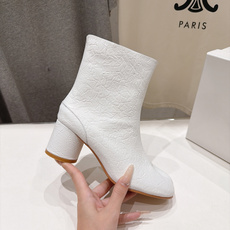 高版本出厂 Maison Margiela MM6马吉拉F055 26ss秋冬季新款分趾靴高跟短靴 MM6这款短靴设 高版本出厂 Maison Margiela MM6马吉拉F055 26ss秋冬季新款分趾靴高跟短靴 MM6这款短靴设
