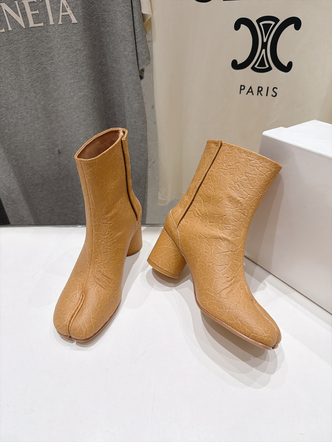 高版本出厂   Maison Margiela MM6马吉拉F055 26ss秋冬季新款分趾靴高跟短靴 MM6这款短靴设