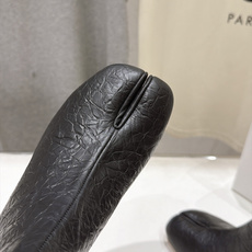 高版本出厂 Maison Margiela MM6马吉拉F055 26ss秋冬季新款分趾靴高跟短靴 MM6这款短靴设 高版本出厂 Maison Margiela MM6马吉拉F055 26ss秋冬季新款分趾靴高跟短靴 MM6这款短靴设