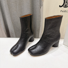 高版本出厂 Maison Margiela MM6马吉拉F055 26ss秋冬季新款分趾靴高跟短靴 MM6这款短靴设 高版本出厂 Maison Margiela MM6马吉拉F055 26ss秋冬季新款分趾靴高跟短靴 MM6这款短靴设