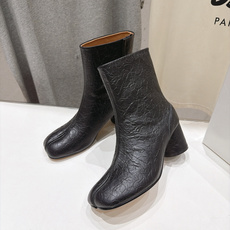 高版本出厂 Maison Margiela MM6马吉拉F055 26ss秋冬季新款分趾靴高跟短靴 MM6这款短靴设 高版本出厂 Maison Margiela MM6马吉拉F055 26ss秋冬季新款分趾靴高跟短靴 MM6这款短靴设