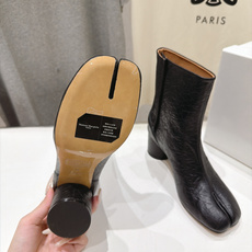 高版本出厂 Maison Margiela MM6马吉拉F055 26ss秋冬季新款分趾靴高跟短靴 MM6这款短靴设 高版本出厂 Maison Margiela MM6马吉拉F055 26ss秋冬季新款分趾靴高跟短靴 MM6这款短靴设