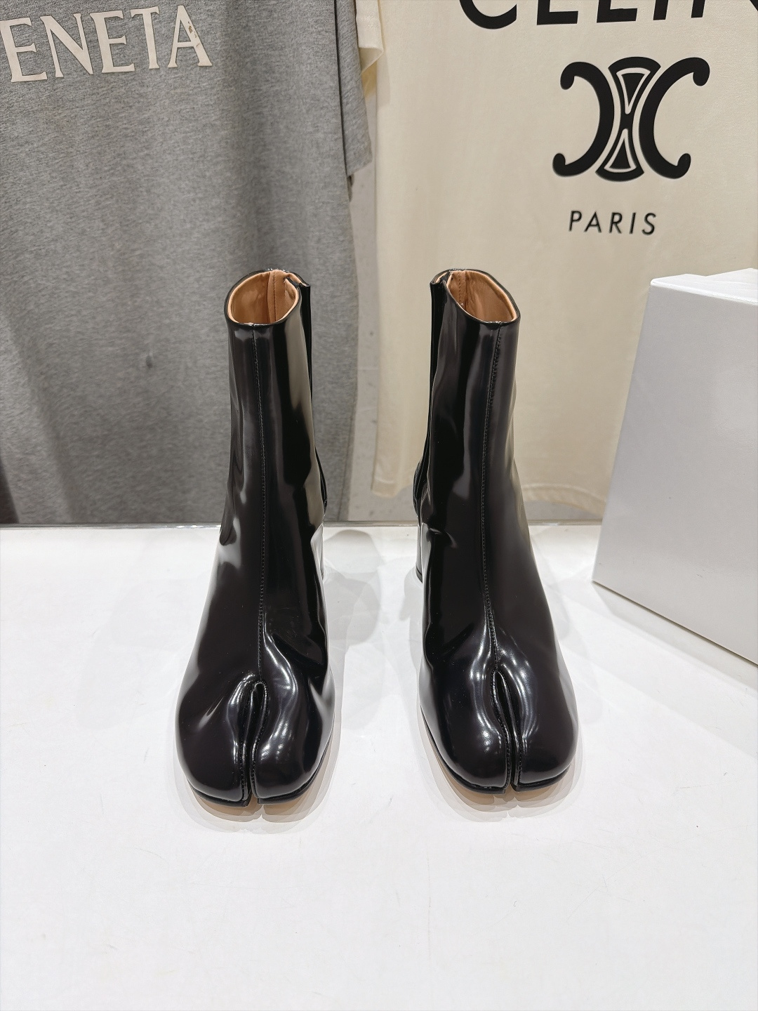 高版本出厂   Maison Margiela MM6马吉拉F055 26ss秋冬季新款分趾靴高跟短靴 MM6这款短靴设