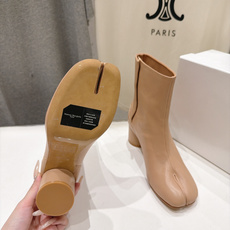 高版本出厂 Maison Margiela MM6马吉拉F055 26ss秋冬季新款分趾靴高跟短靴 MM6这款短靴设 高版本出厂 Maison Margiela MM6马吉拉F055 26ss秋冬季新款分趾靴高跟短靴 MM6这款短靴设