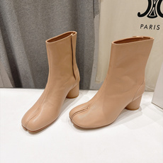 高版本出厂 Maison Margiela MM6马吉拉F055 26ss秋冬季新款分趾靴高跟短靴 MM6这款短靴设 高版本出厂 Maison Margiela MM6马吉拉F055 26ss秋冬季新款分趾靴高跟短靴 MM6这款短靴设