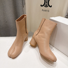 高版本出厂 Maison Margiela MM6马吉拉F055 26ss秋冬季新款分趾靴高跟短靴 MM6这款短靴设 高版本出厂 Maison Margiela MM6马吉拉F055 26ss秋冬季新款分趾靴高跟短靴 MM6这款短靴设